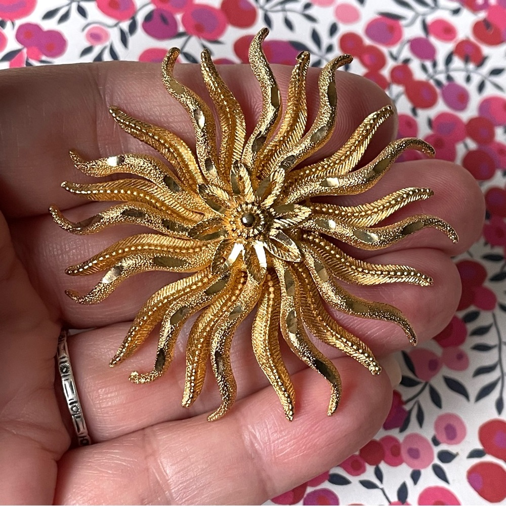 Vintage goldtone CFW (Charles Frederick Worth) starburst style brooch glamour